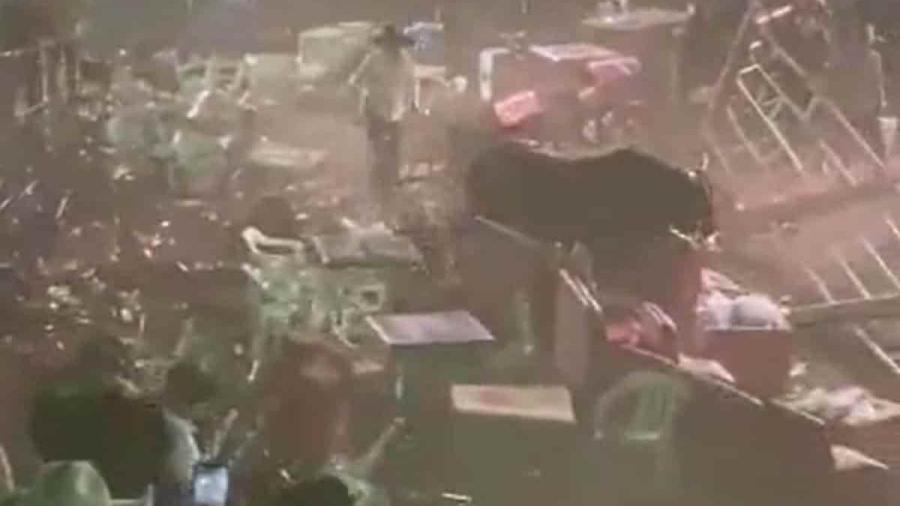 Toro embiste a público de jaripeo en Michoacán