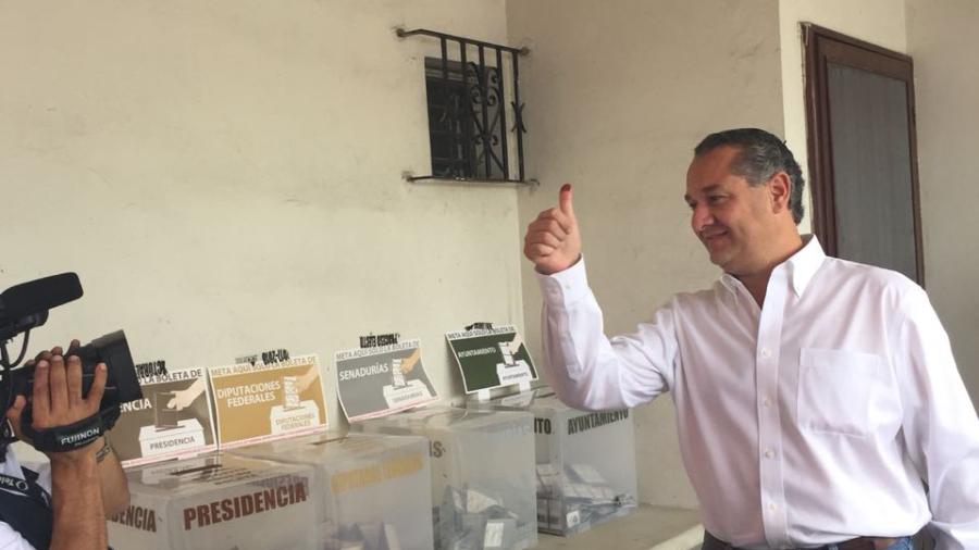 Adrián Oseguera emite su voto acompañado de su familia 
