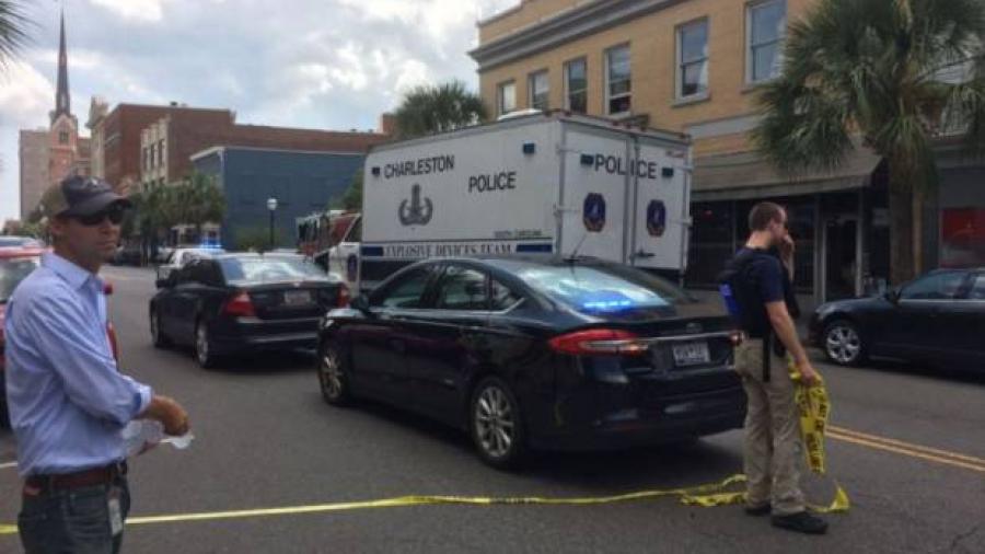 Hombre armado se atrinchera con rehenes en restaurante en Charleston