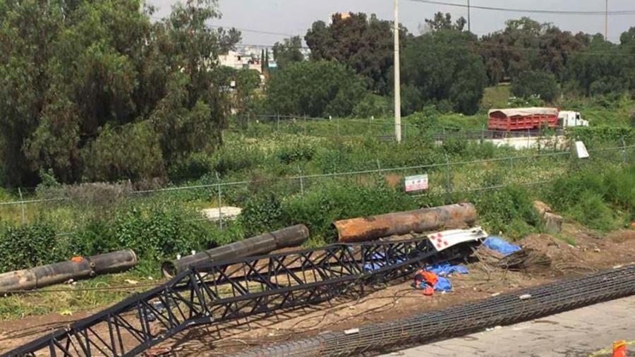 Se rompe grúa y cae sobre trabajadores de Ecatepec; cinco muertes