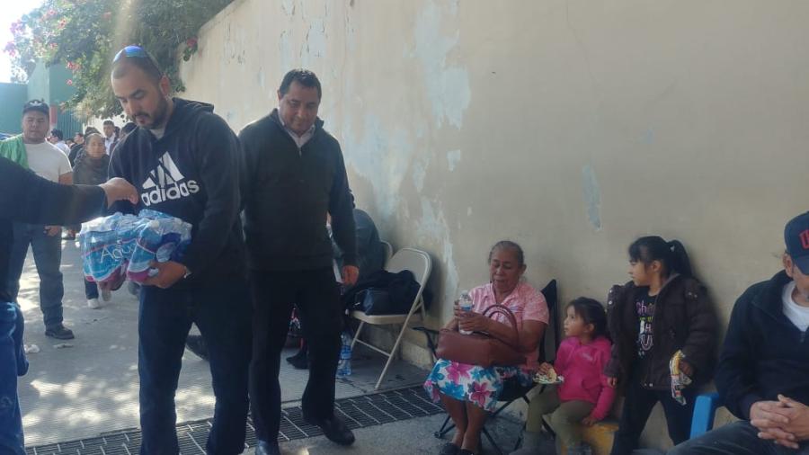Abusan vendedores ambulantes de familiares en apuros en el IMSS