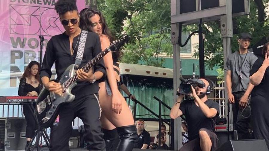 Lauren Jauregui sube al escenario en la Marcha del Orgullo LGBT en NY