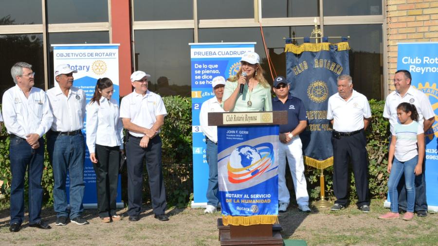 Maki Ortiz inaugura XXV Torneo de Golf de la Amistad Rotaria