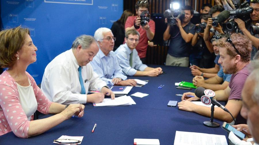 Finaliza paro de trabajadores portuarios en Chile