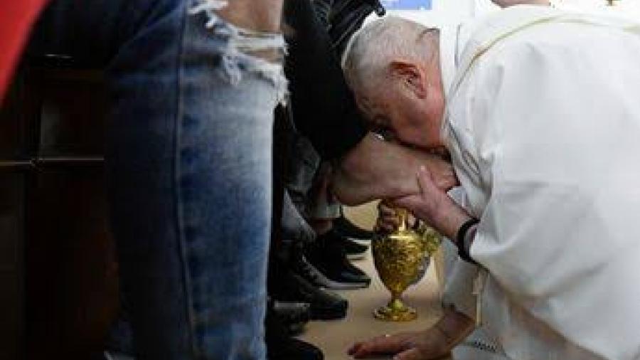 El papa Francisco lava los pies de jóvenes presos