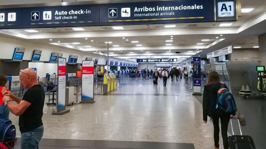 Tras aumento de casos de COVID-19, prohíbe Argentina vuelos a México a partir de este sábado