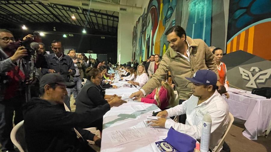 Entregan becas municipales a rezagados