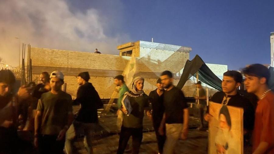 Manifestantes incendian embajada de Suecia en Irak