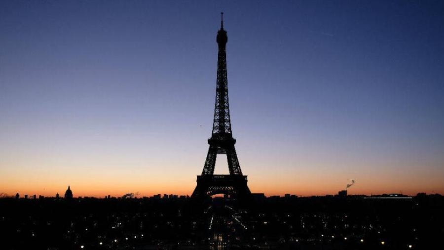 Torre Eiffel apaga su iluminación por víctimas de atentado de Pittsburg