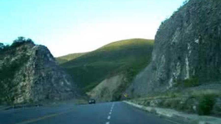 Choca tractocamión con talud de la sierra en la Rumbo Nuevo