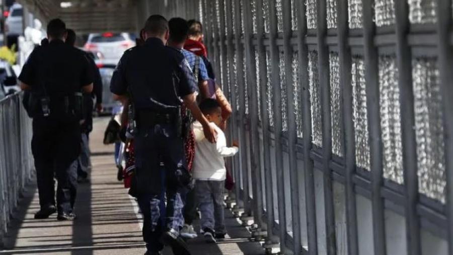 Más de 3 mil 200 niños migrantes están en custodia en EU 