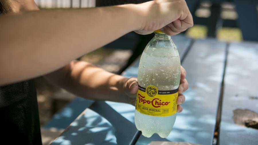 Por alta demanda, registran escasez de bebidas Topo Chico en Texas