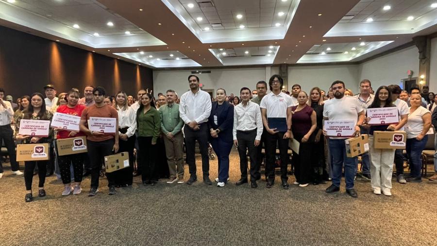 Reciben comerciantes computadoras y cursos