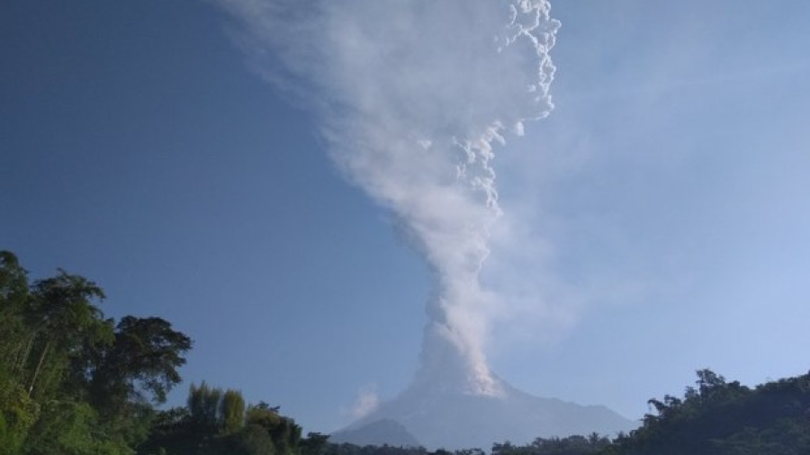 Volcán Merapi en la isla de Java entra en erupción