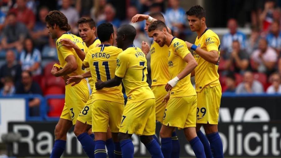Chelsea gana 3-0 ante Huddersfield en su debut en Premier League