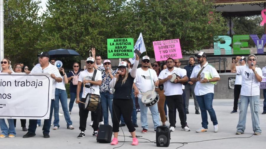 Trabajadores del PJF se manifiestan frente a presidencia contra reforma judicial