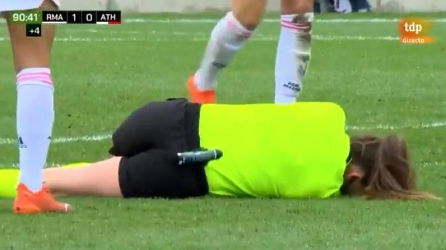 Arbitra recibe insultos machistas tras salir de la cancha por un ‘balonazo’