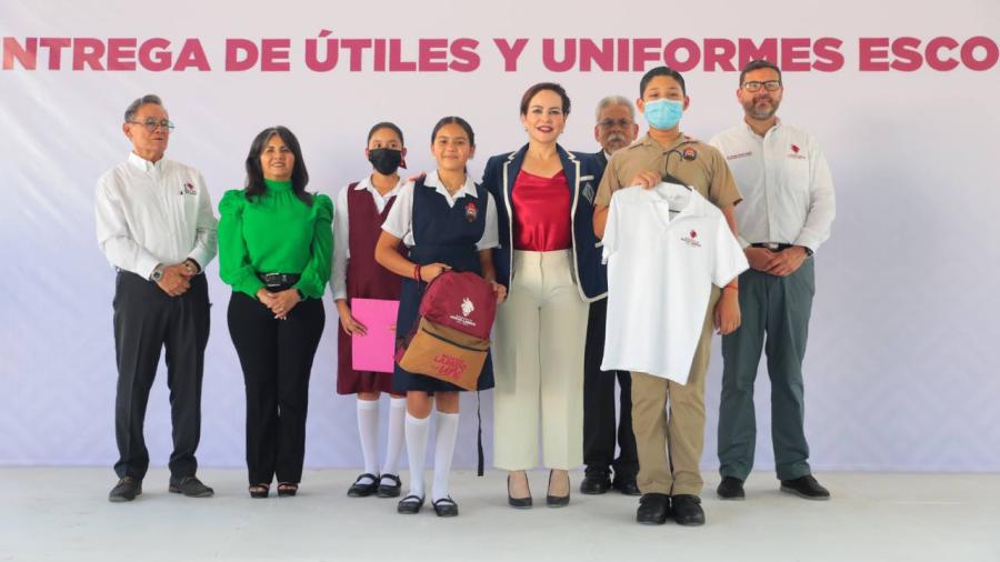 Entrega alcaldesa uniformes, mochilas y útiles en primer día de clases 
