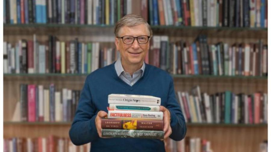 Bill Gates recomienda cinco libros para leer este verano