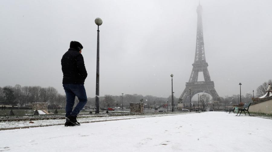 Cierran la Torre Eiffel por fuerte nevada 