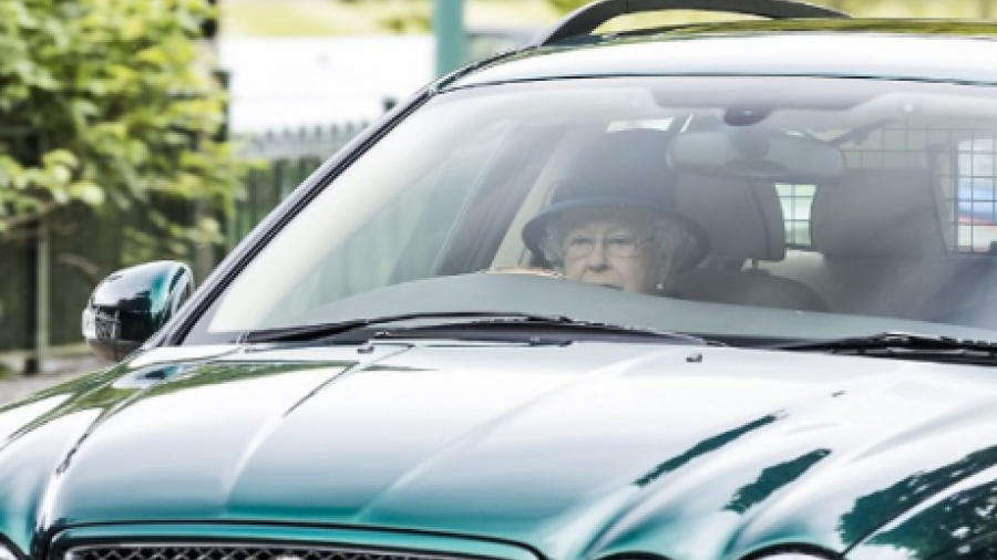 Captan a la Reina Isabel II conduciendo su Jaguar
