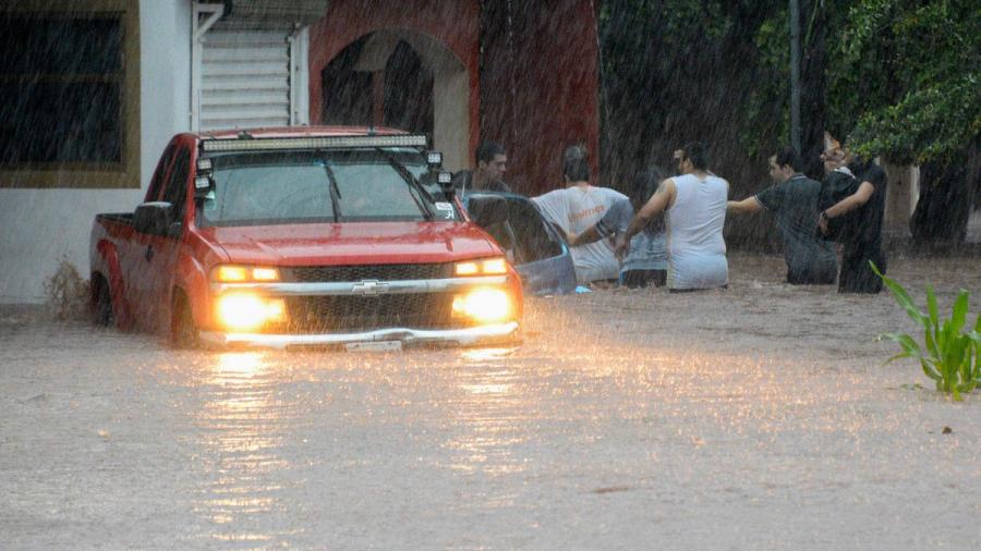Eval&uacute;an da&ntilde;os dejados por lluvias en Sinaloa