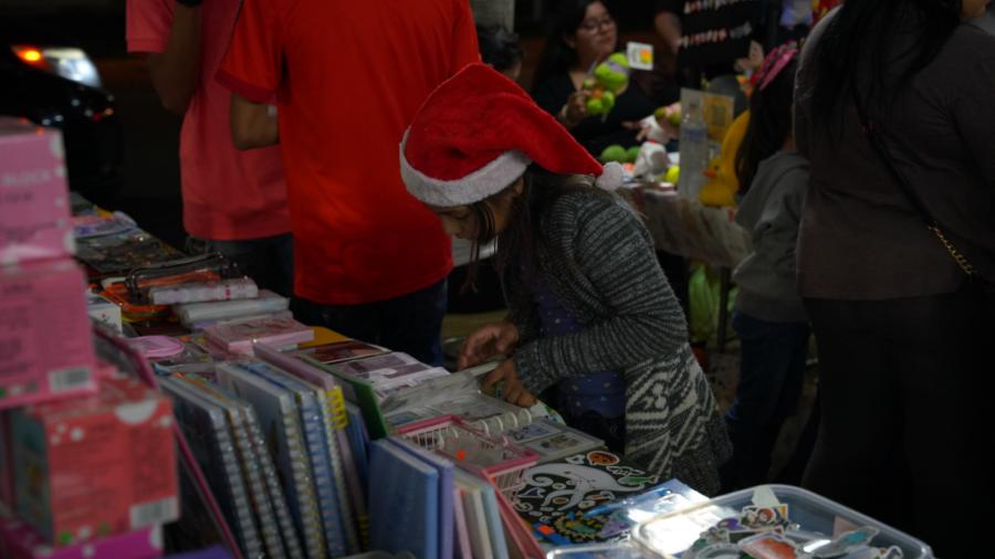 Apoyan familias a emprendedores locales en bazar navideño