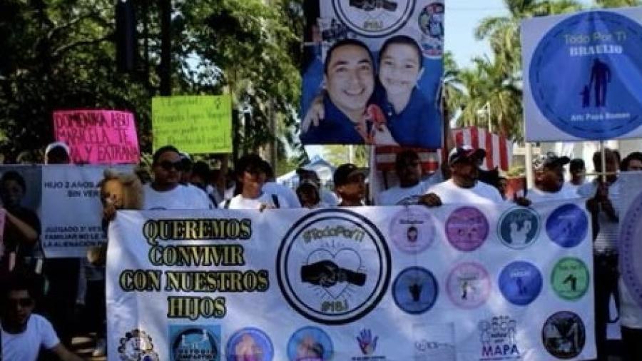 Marchan papás en Yucatan contra juzgados familiares