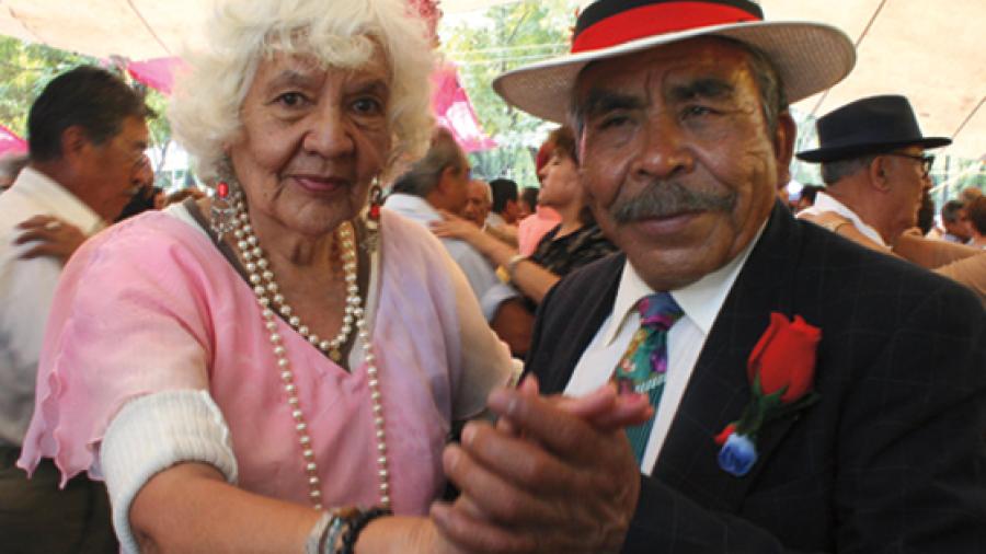 Festejan con música en vivo a abuelitos de Casa Club del Adulto Activo