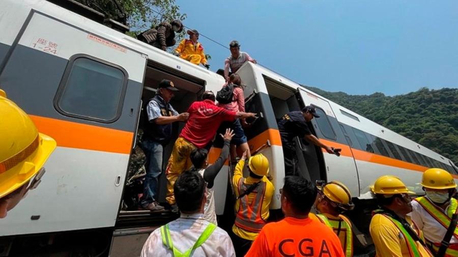 Decenas de muertos al descarrilar un tren en Taiwán