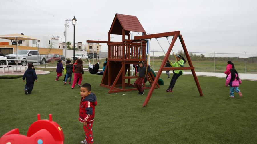 Entrega Alcalde plaza pública a colonos de Los Fresnos