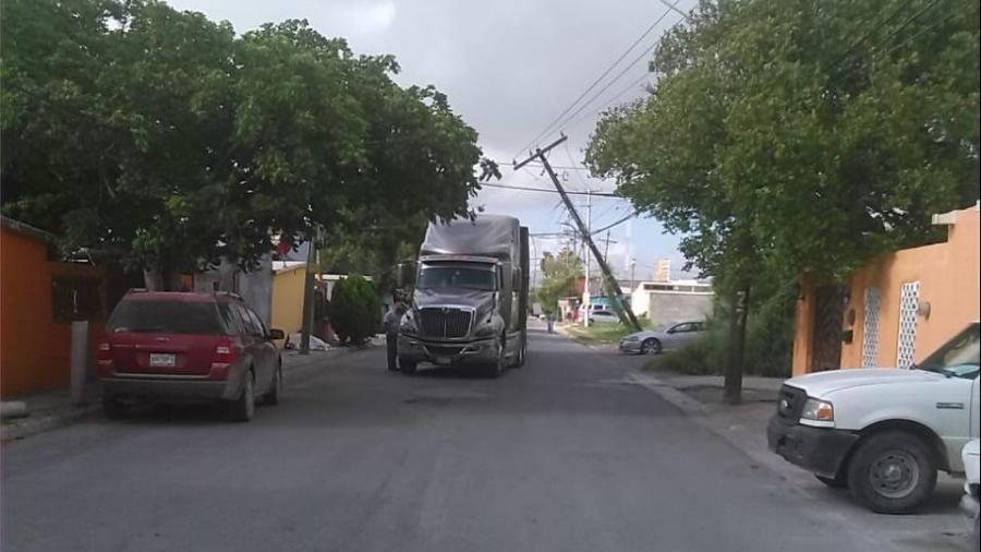Desprende tráiler poste y deja sin luz a planta potabilizadora