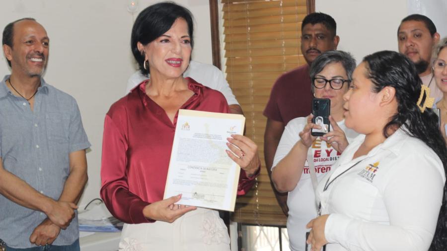 Eva Reyes recibió la constancia como diputada local electa por el distrito 06