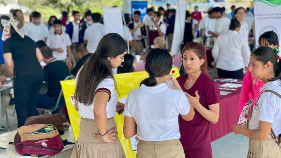 IMJUVE acerca programas y servicios a más de 500 estudiantes de la prepa Elena Poniatowska