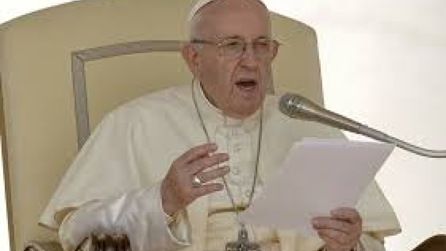 Papa dona en beneficencia moto Vespa única edición