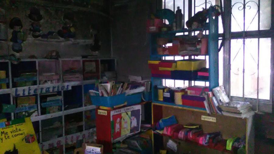 V&aacute;ndalos prenden fuego a sal&oacute;n de clases de un kinder en la Borreguera