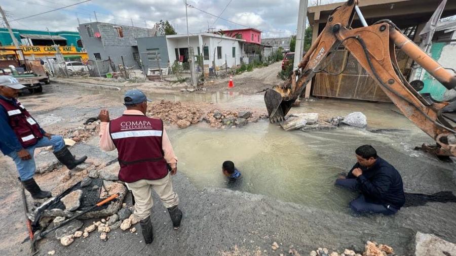 Controla COMAPA Reynosa fuga de agua potable en el sector Oriente 