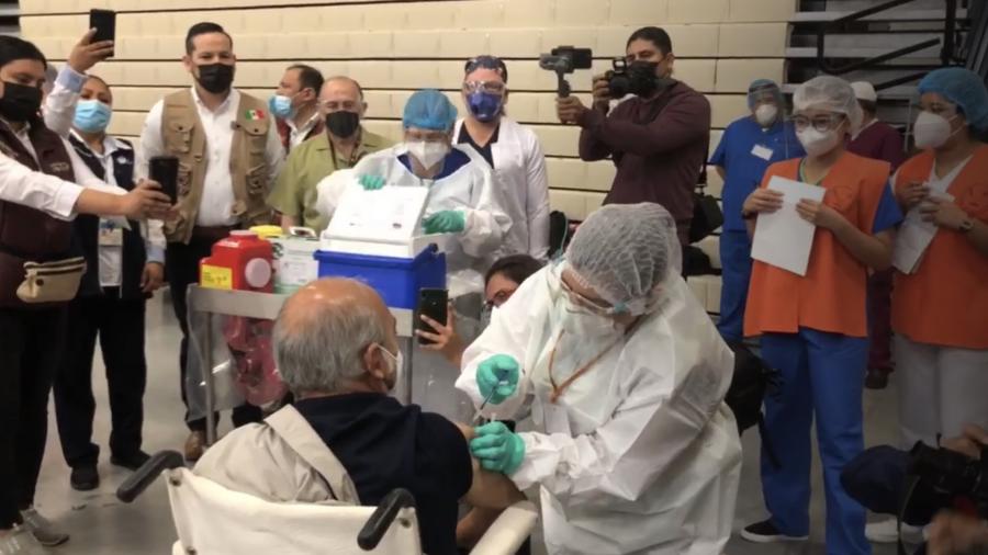 Adultos mayores madrugan por vacuna contra covid-19 