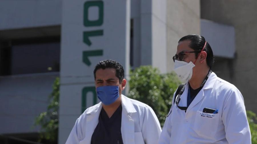 "No somos neoliberales o corruptos", responden médicos a AMLO