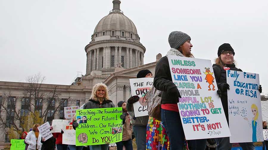Miles de maestros protestan en EU 