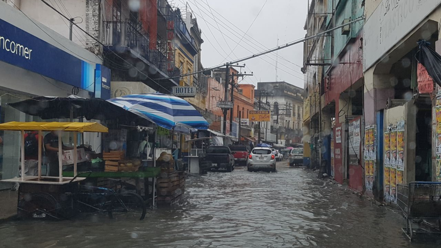 Lluvia genera inundaciones en diversas colonias de Tampico