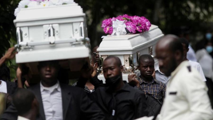 Tras terremoto, haitianos entierran a sus familiares