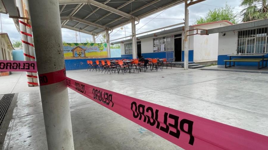 Techo de salón se cae a pedazos; toman clases en el patio