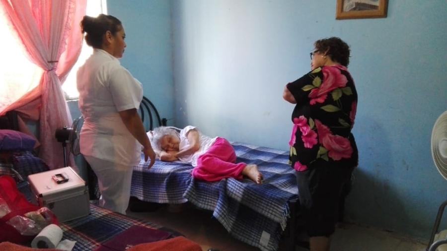 Atienden médicos del Sistema DIF a mujer más longeva de NuevoLaredo