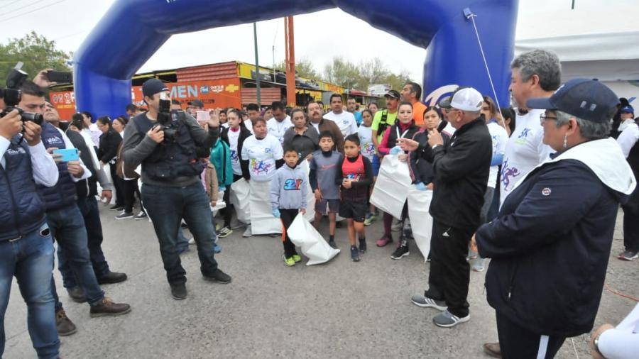 Éxito la carrera 5k de la educación ambiental 