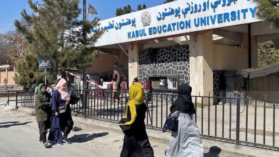 Talibanes prohíben a las mujeres acceder a la universidad en Afganistán