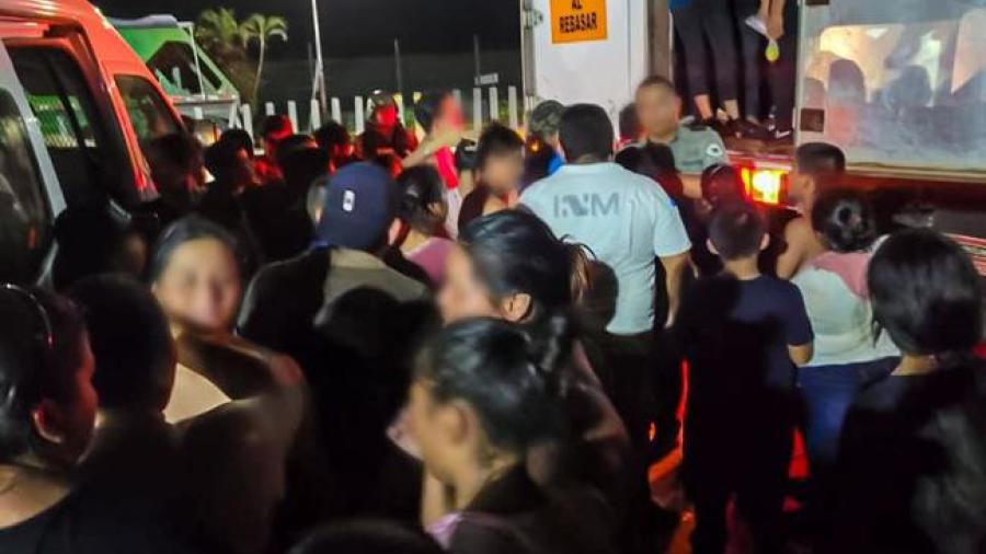 Rescatan a 350 migrantes en la caja de tráiler en Veracruz