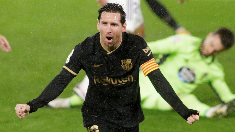 Barcelona gana con un hombre menos