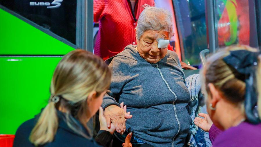 Alcalde Carlos Peña Ortiz mejora la vista de 300 personas gracias a la campaña de cirugías de cataratas 2025