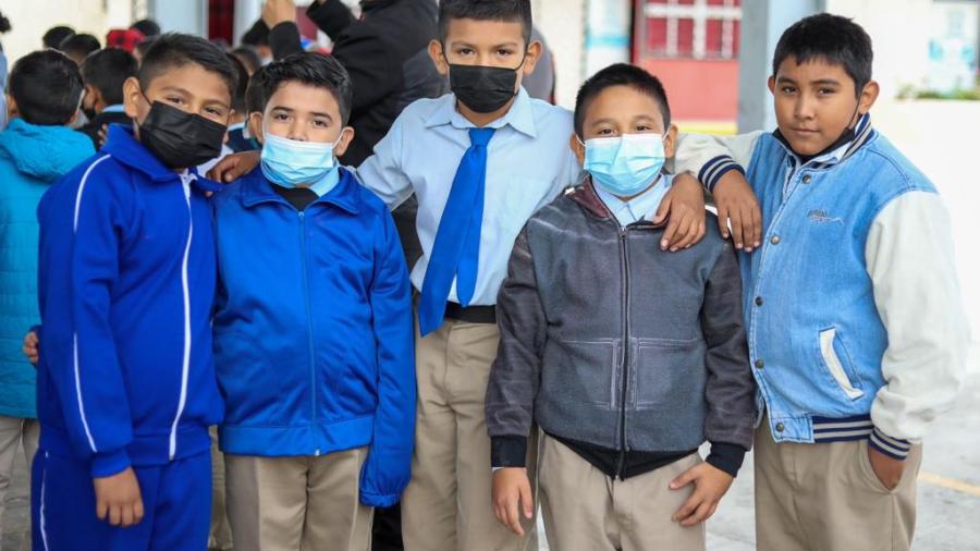 Invitó Carlos Peña Ortiz a niños a estudiar y cumplir sueños 